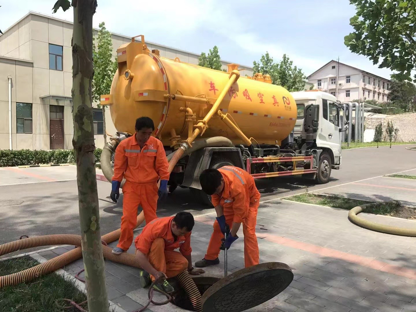 桂平管道疏通车停在窨井附近