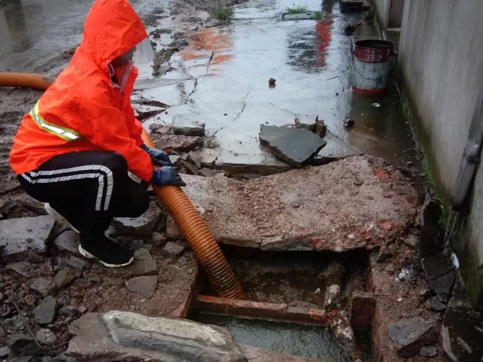 桂平专业清理污水池 炜誉市政以规范流程守护城市 “肠道”