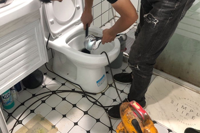 桂平马桶堵塞自己疏通还是找师傅?专业上门服务让你省时更省心